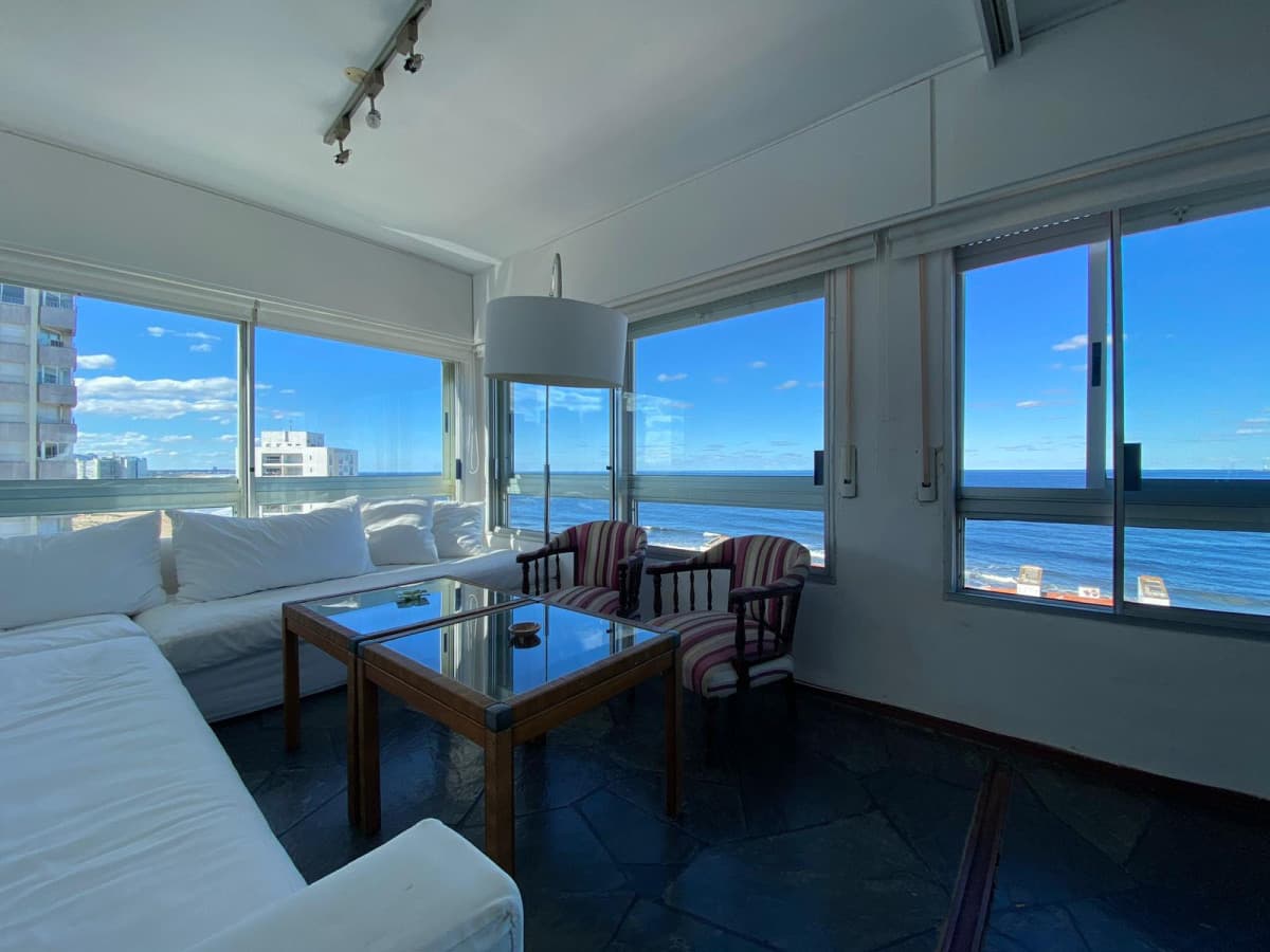 Excelente vista a la Playa Brava. Piso alto. Garage  -
