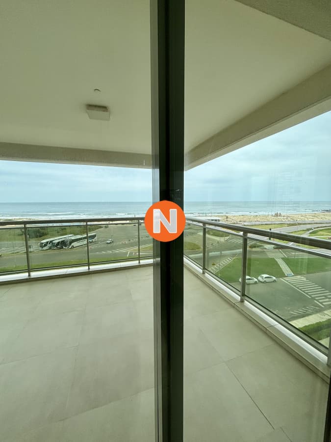 Amplio y moderno apartamento con vistas al mar