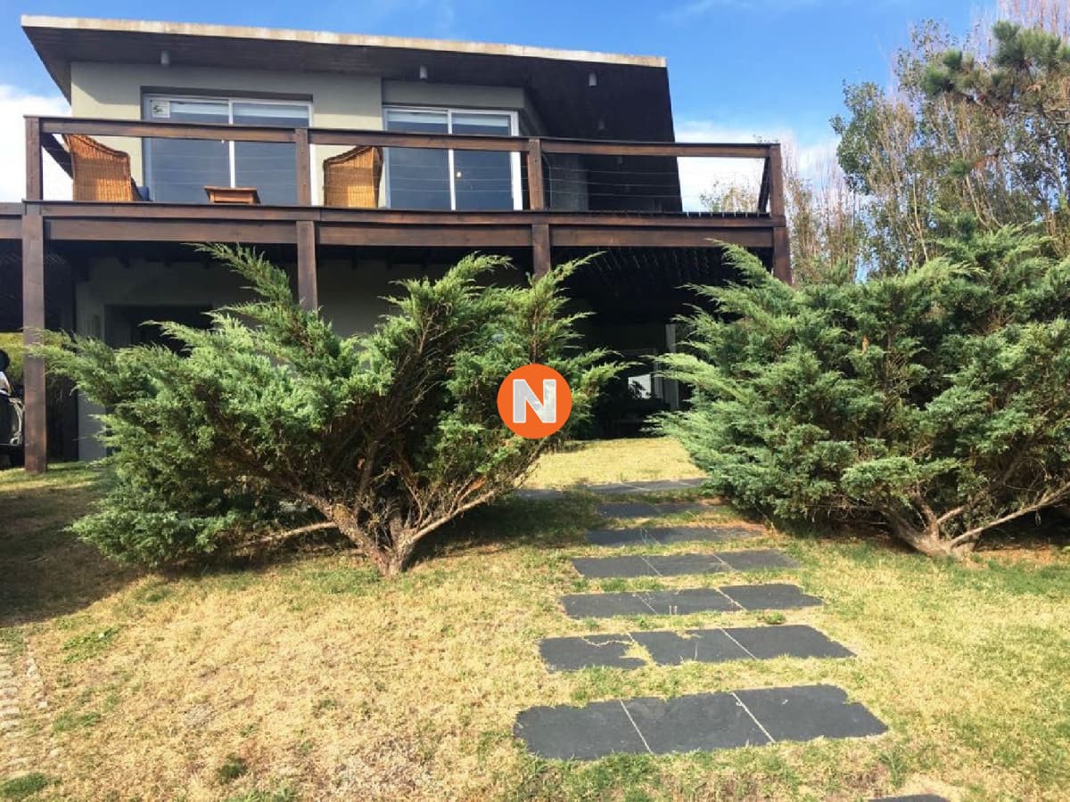 Preciosa casa en venta con vista al mar - Manantiales