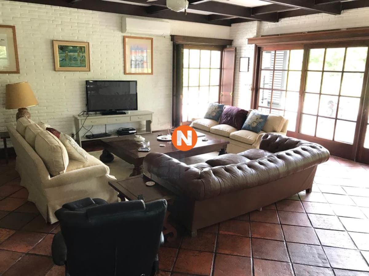 CASA EN VENTA EN PLAYA MANSA