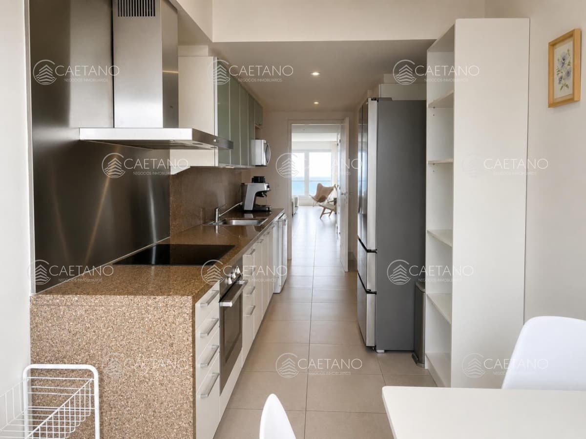 Apartamento de dos dormitorios en venta en Playa Brava con balcón