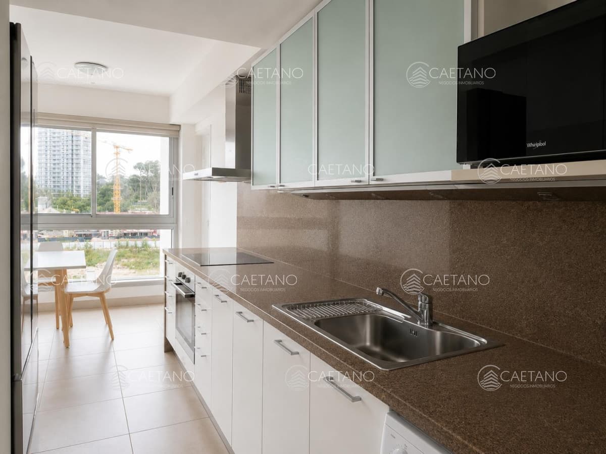 Apartamento de dos dormitorios en venta en Playa Brava con balcón