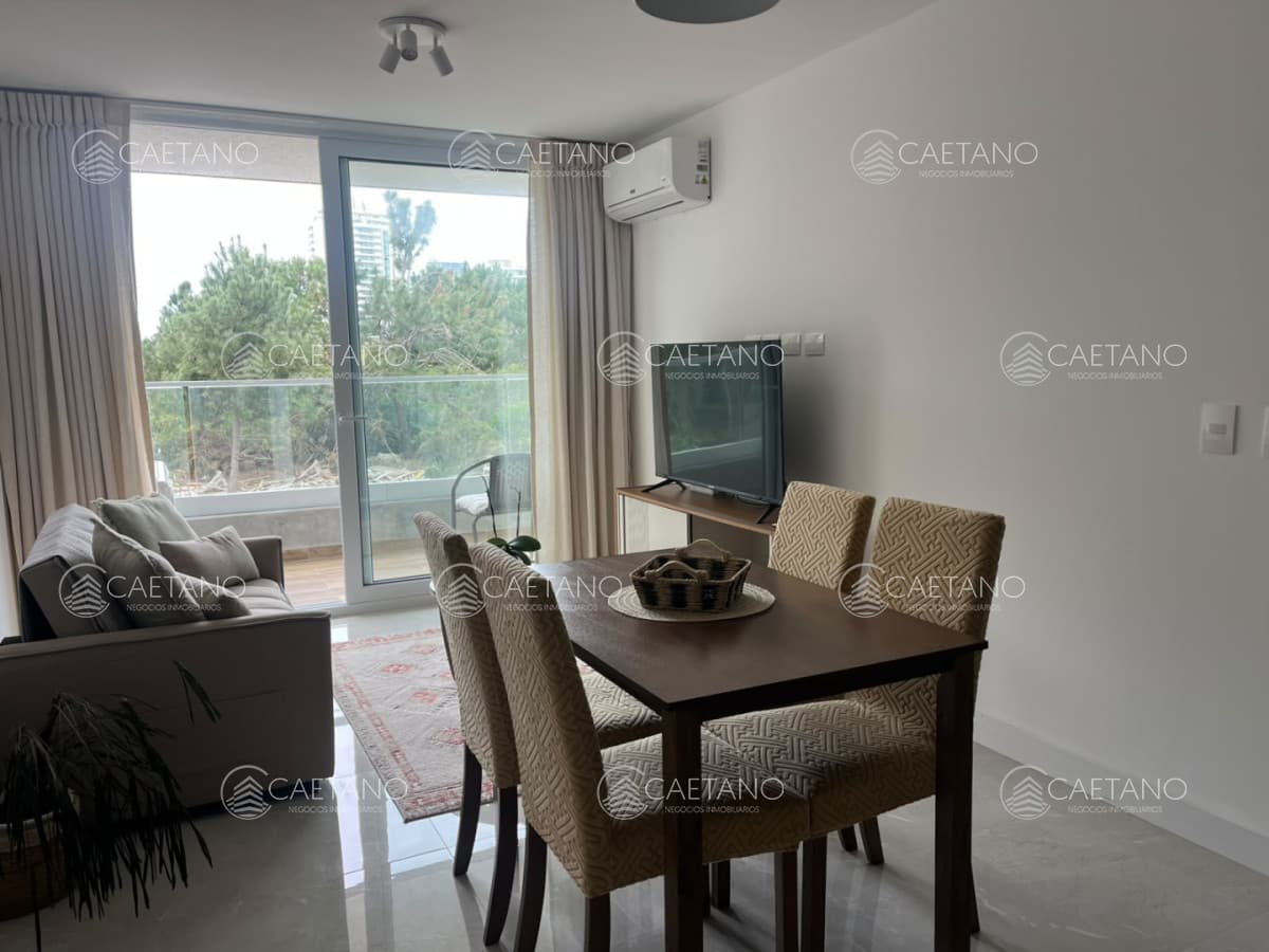 Departamento de dos dormitorios en venta con balcón y garage