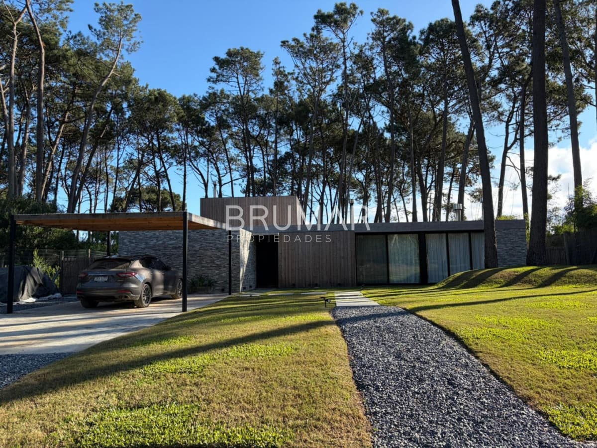 EXCLUSIVA CASA EN LA BARRA
