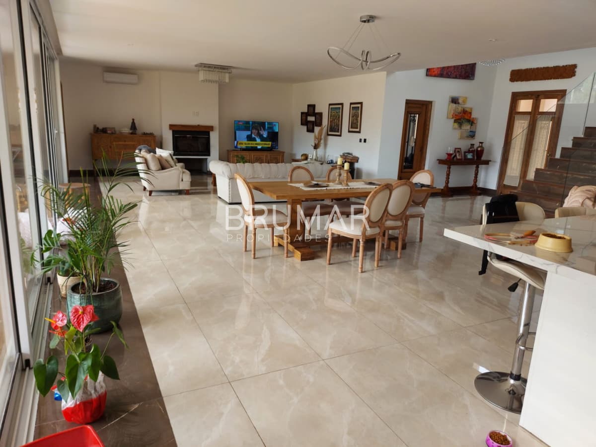 CASA MUY AMPLIA, MINIMALISTA BARRIO PRIVADO