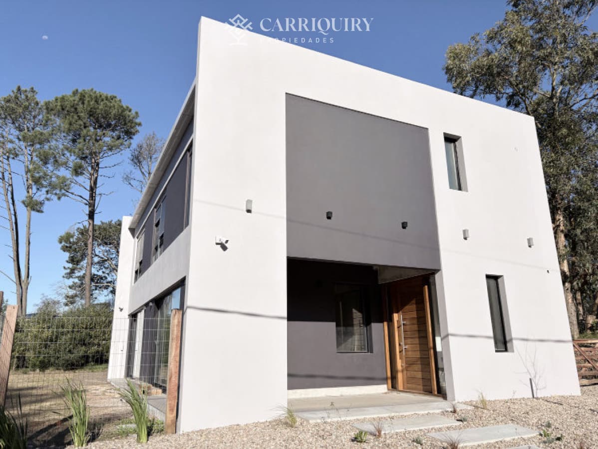 Casa alquiler anual 3 dormitorios Golf sin muebles   -