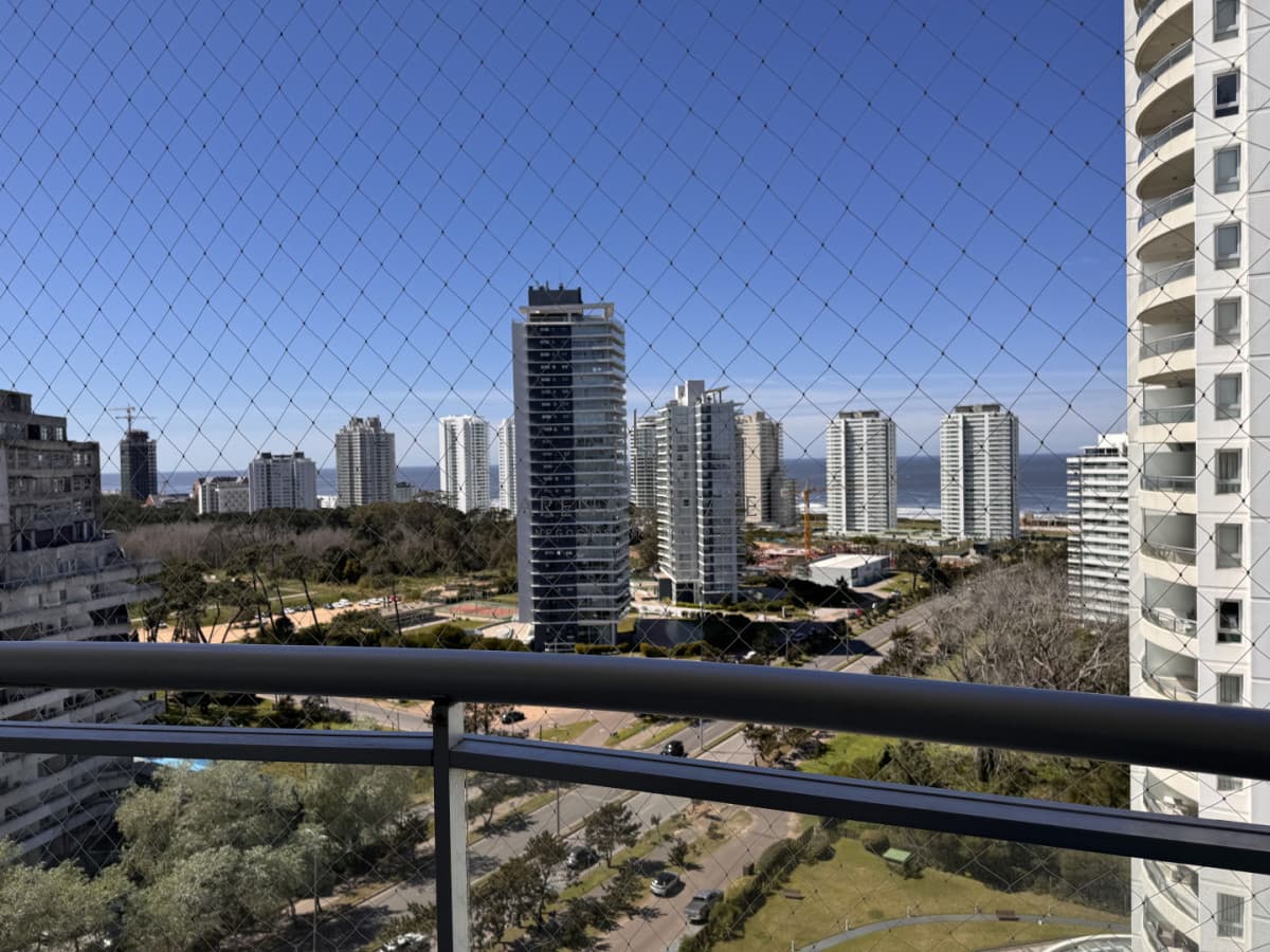 Apartamento ID.4813 - Apartamento en venta 2 dormitorios Aidy Grill Punta del Este Ocean Drive piso alto vista al mar