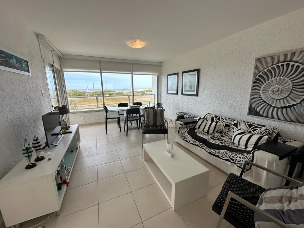 Apartamento ID.2945 - Departamento en primera linea playa brava, 2 dormitorios y medio.