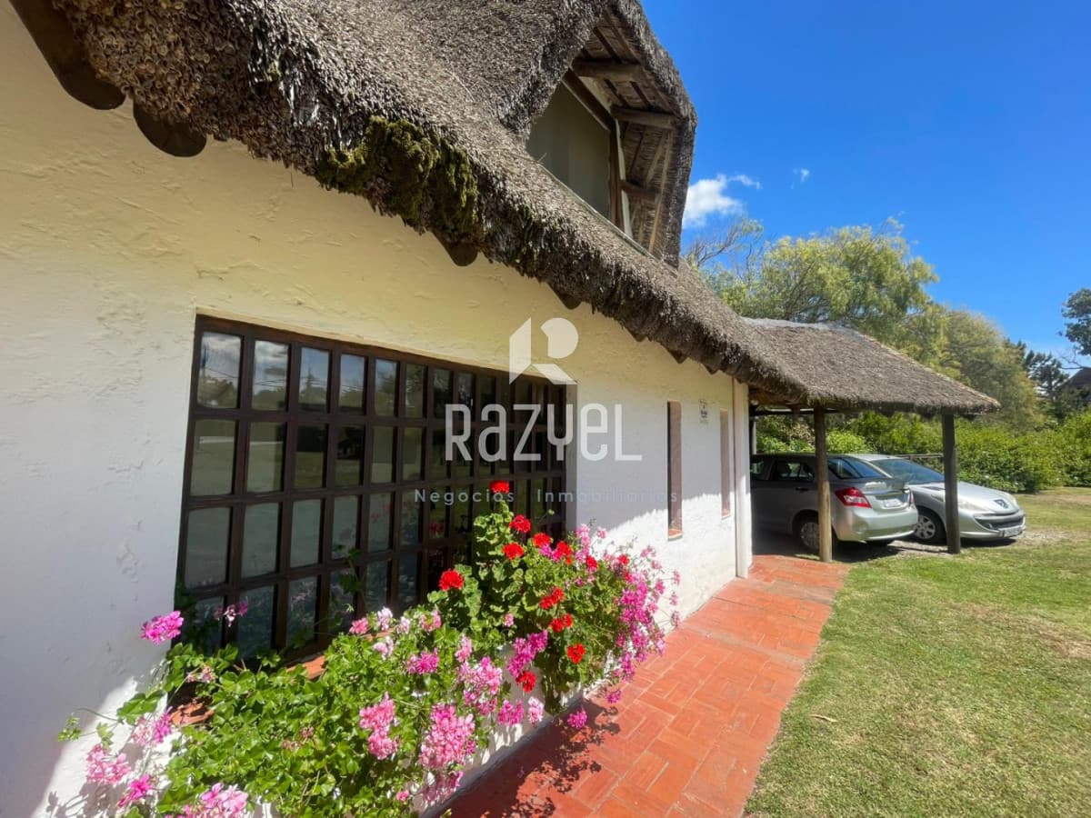 Casa ID.1152 - Casa en venta Pinares parada 39