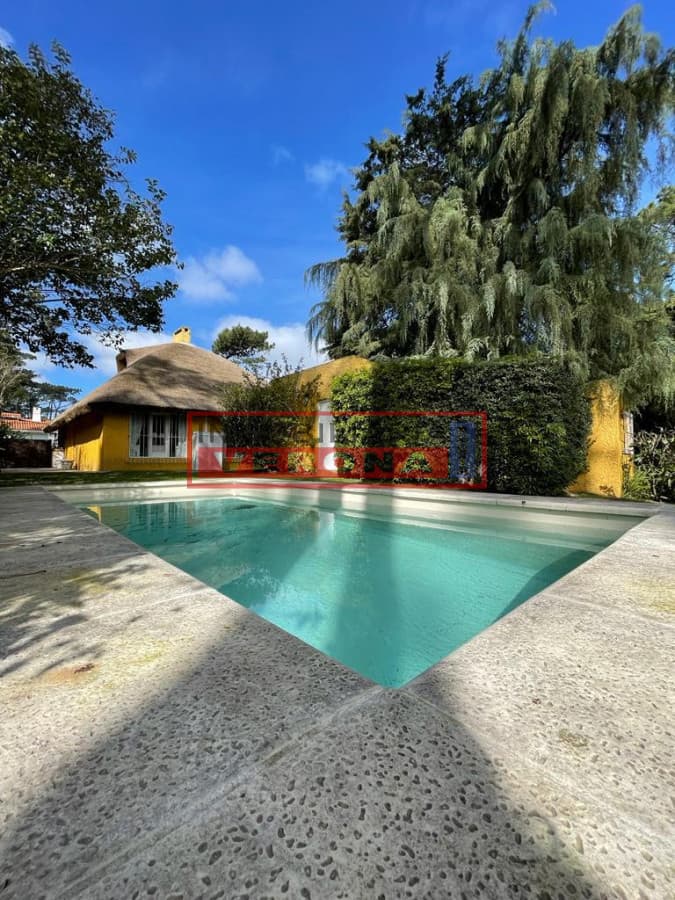 Alquiler verano Pinares con piscina a pocas cuadras del mar. - Inmobiliaria Verona Punta