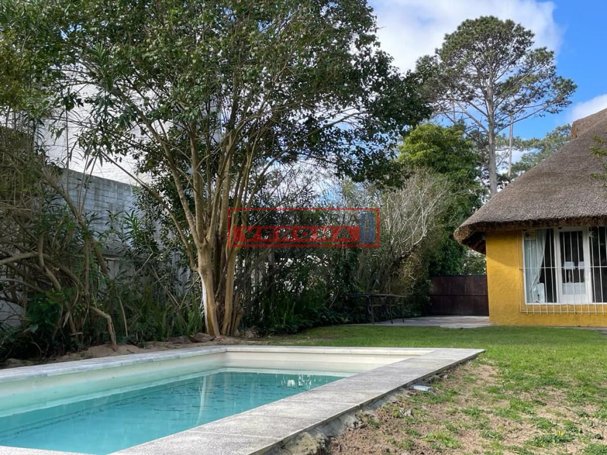 Alquiler verano Pinares con piscina a pocas cuadras del mar. - Inmobiliaria Verona Punta