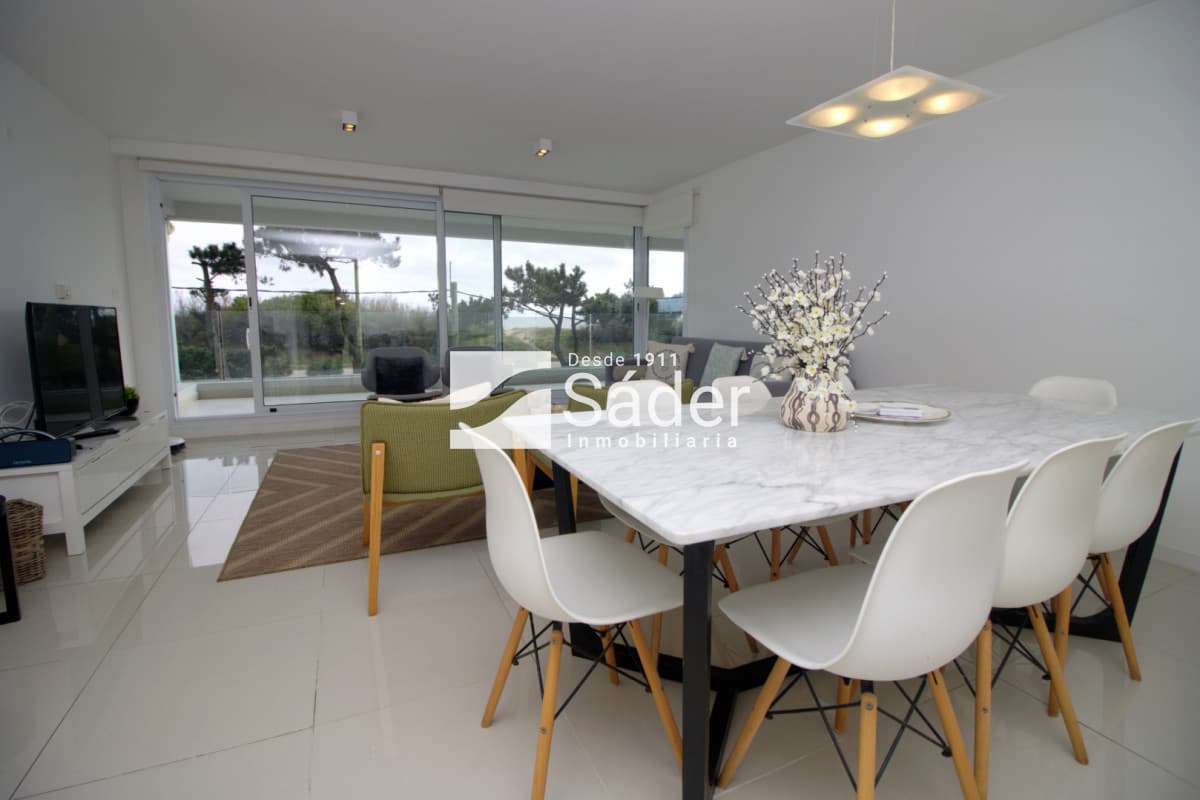 Apto en alquiler. Playa mansa 3 dormitorios en suite  -