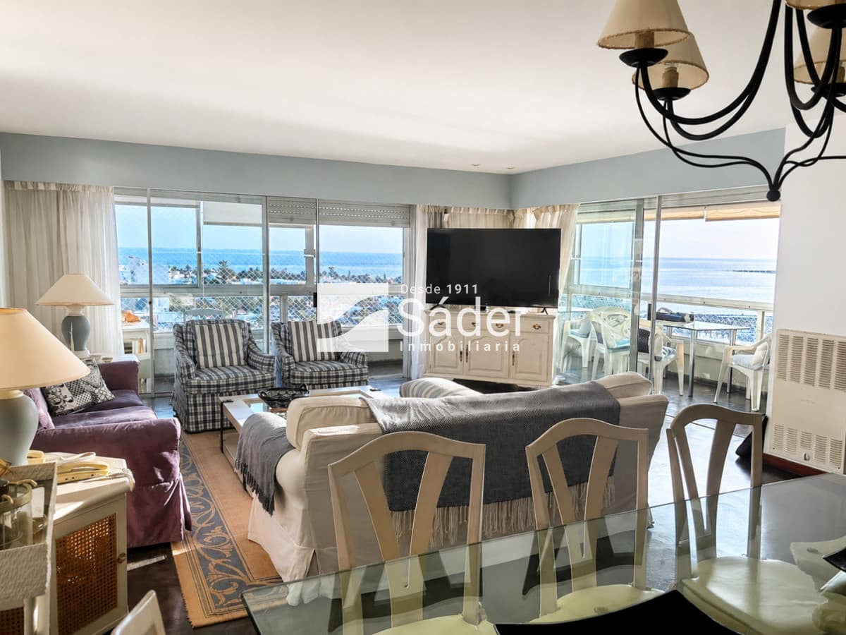 Apartamento en península. 3 dorm y servicio. Vista al puerto  -