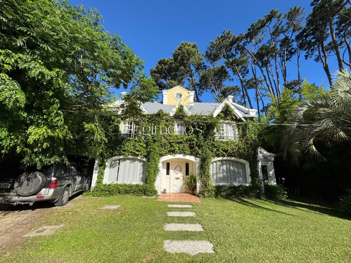 Casa 4 Dormitorios en Venta - Pinares - Punta del Este