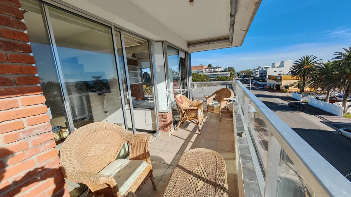 Apartamento en venta de 1 dormitorio y medio en Punta del este buen sol y vista al mar - Bintang Propiedades