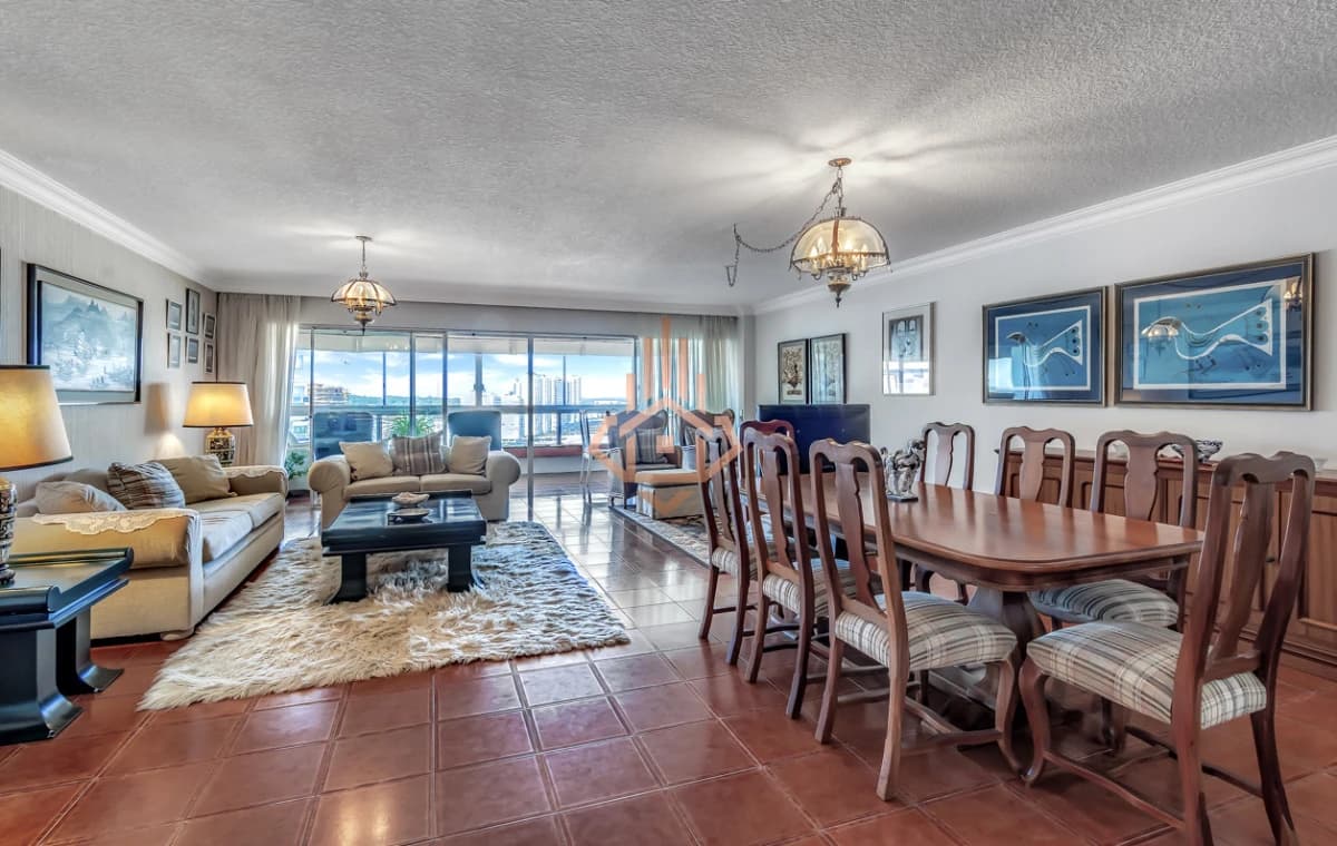 Venta apartamento de 3 dormitorios mas dependencia frente al Mar