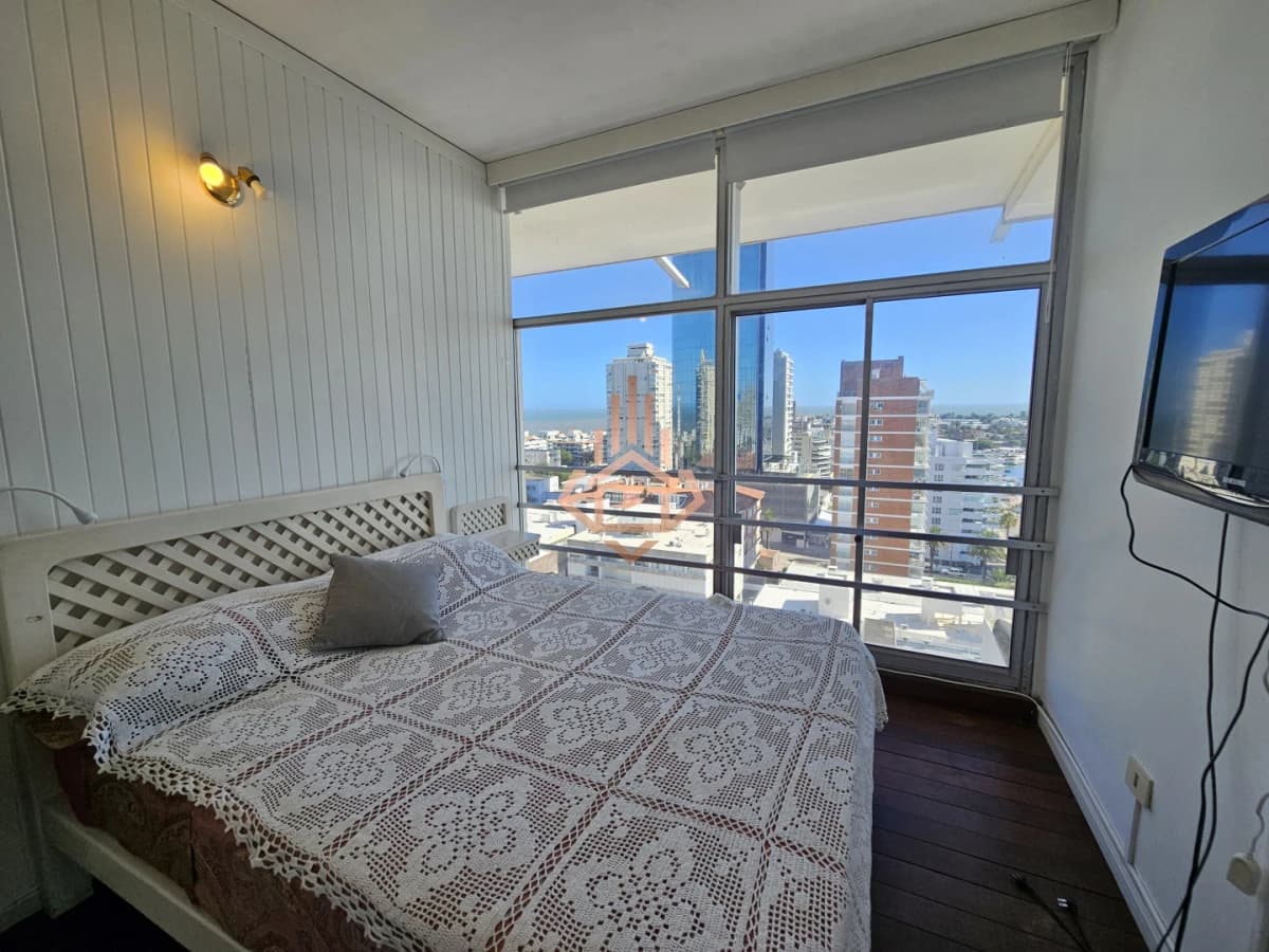 Se vende apartamento de 3 dormitorios en la Península, piso alto con vista al mar