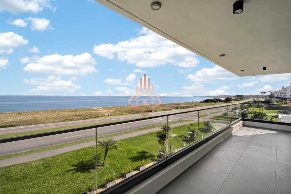 Venta apartamento de 3 dormitorios en suite, con vista al mar, primera Linea.