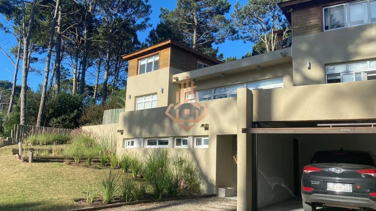 Se Vende espectacular casa en Barrio Privado de 5 dormitorios mas dependencia