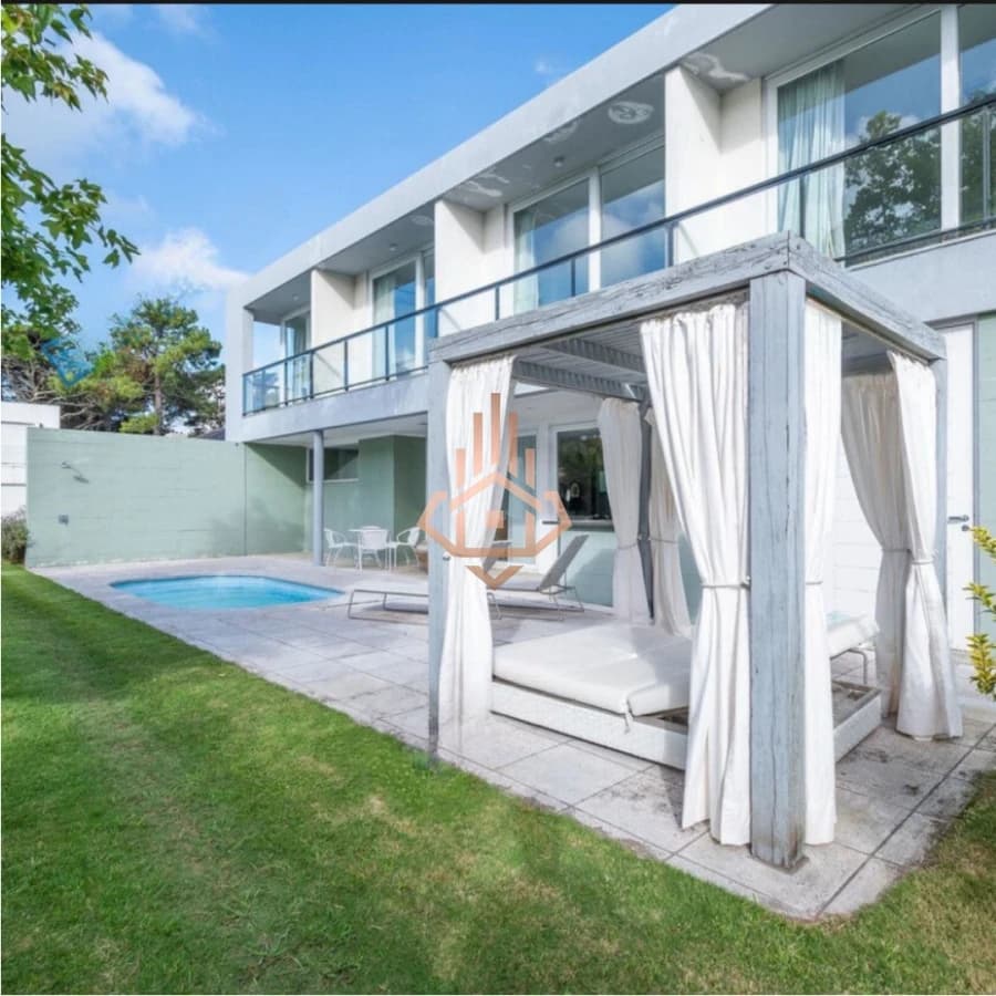 Venta Casa en Barrio Privado en playa mansa, 5 suites, piscina, losa radiante.