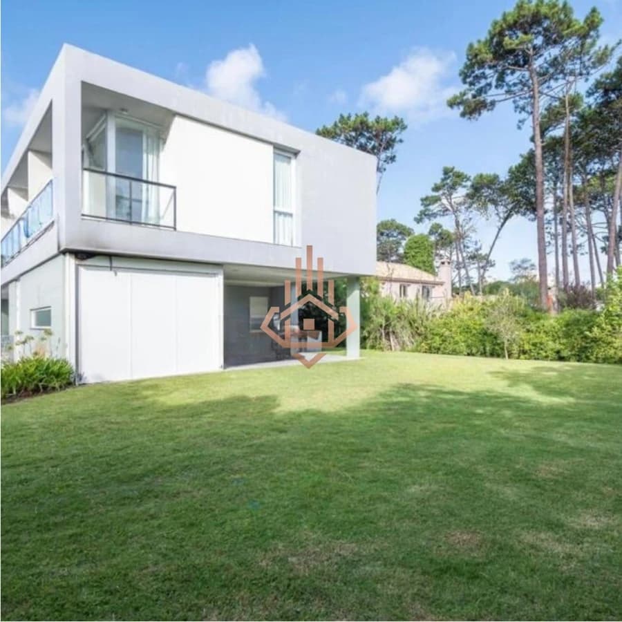 Venta Casa en Barrio Privado en playa mansa, 5 suites, piscina, losa radiante.