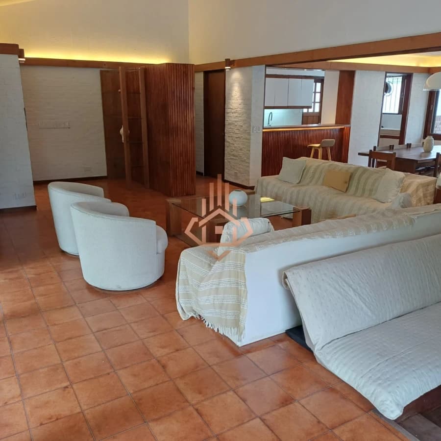 VENDO 4 Dormitorios mas servicio, piscina, barbacoa cerrada, excelente ubicación colegios