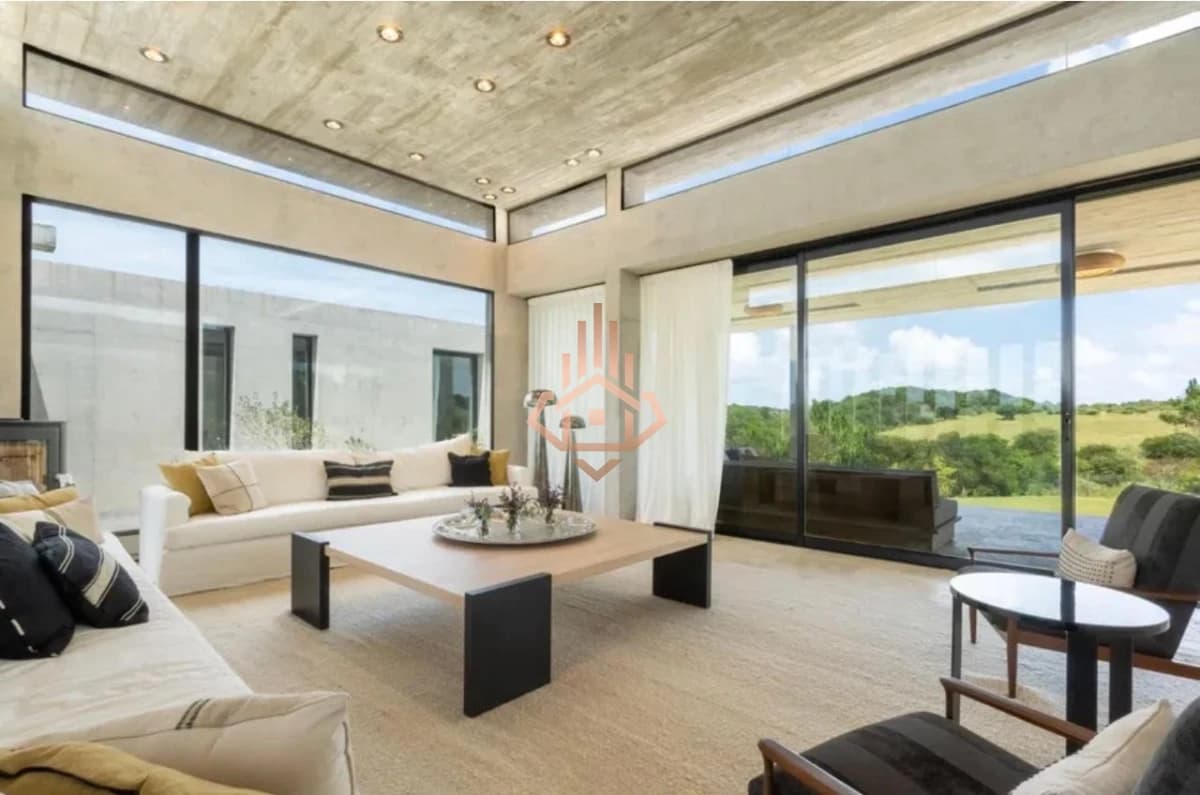 Se Vende Casa de 3 Dormitorios en suite en Barrio Privado en 4.400 metros de terreno