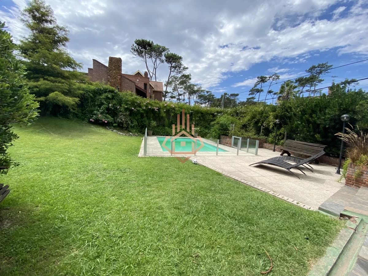 Casa, Venta 4 dormitorios mas dependencia, 2 master suite, Piscina, 1 cuadra de la playa Masa, Punta del Este.