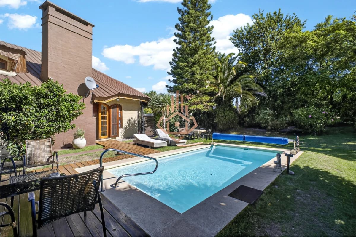 Casa En Venta De 5 Dormitorios , Dependencia