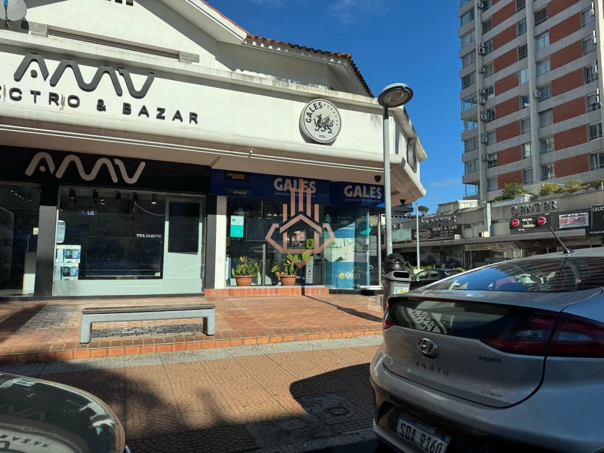 Venta de Local esquinero con excelente ubicación en el corazón de la Península