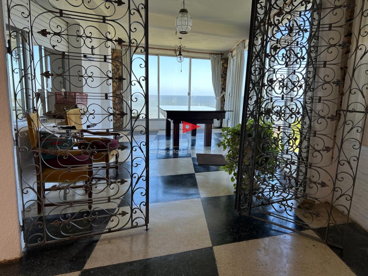 Casa ID.73 - Casa de 2 pisos 3 dorm 2 b frente al mar en venta P Colorada