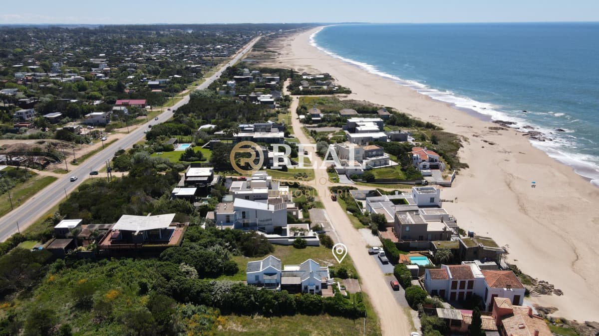 Terreno ID.1140 - Destacable terreno en venta en zona exclusiva de Punta Piedras... de la ruta al mar !!