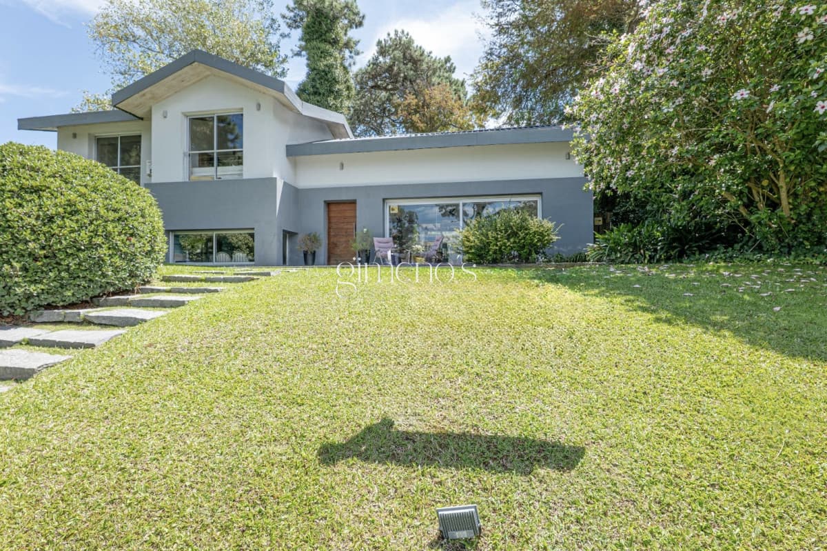 Casa en Venta - 5 Dormitorios en Suite - Barrio Golf - Punta del Este