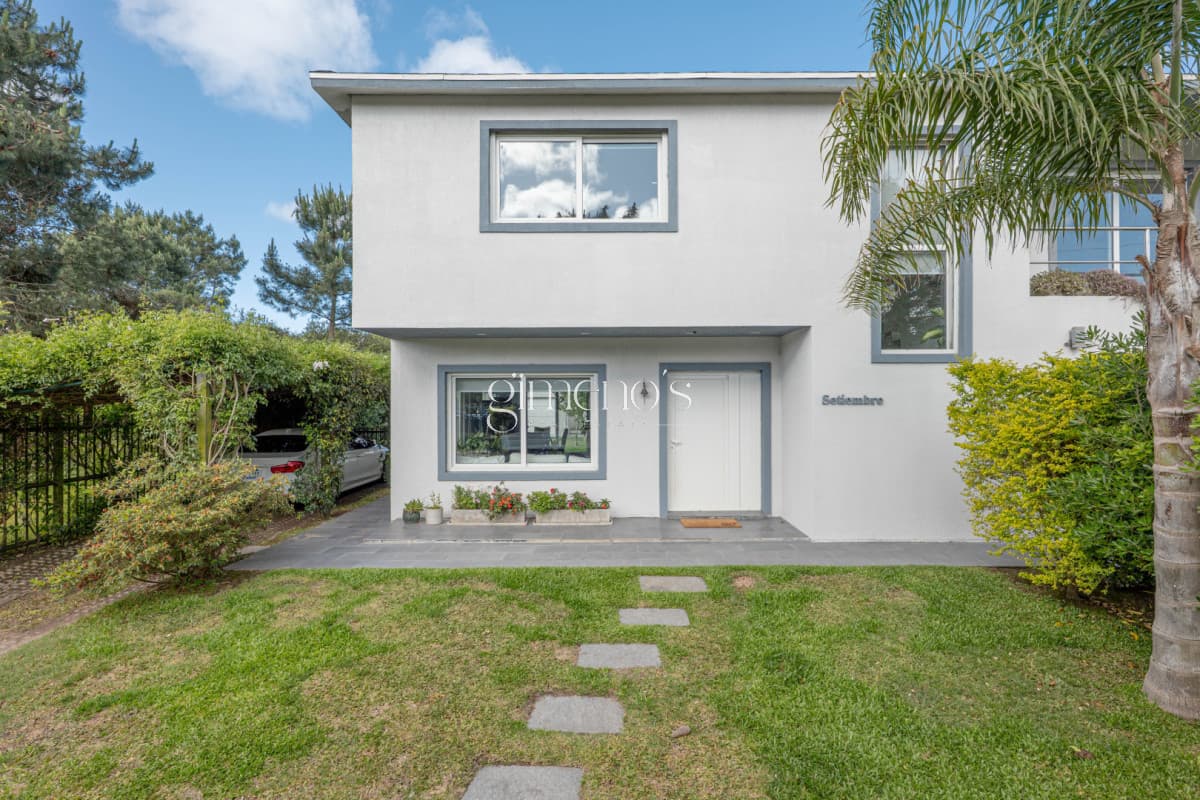 Casa de 3 Dormitorios en Venta - Punta Del Este - Jardínes de Cordoba