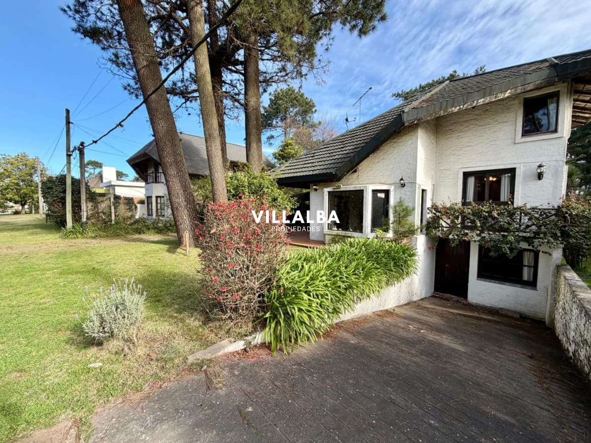Hermosa casa en venta con piscina en punta del este