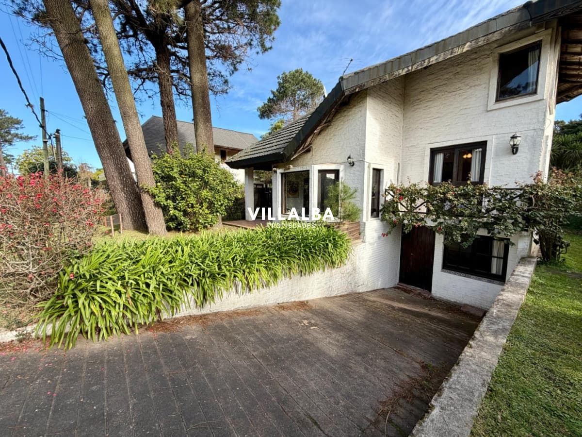 Hermosa casa en venta con piscina en punta del este