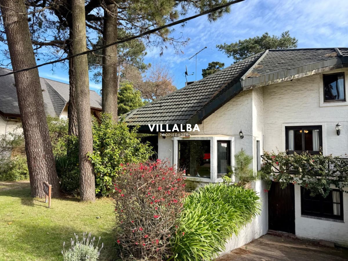 Hermosa casa en venta con piscina en punta del este