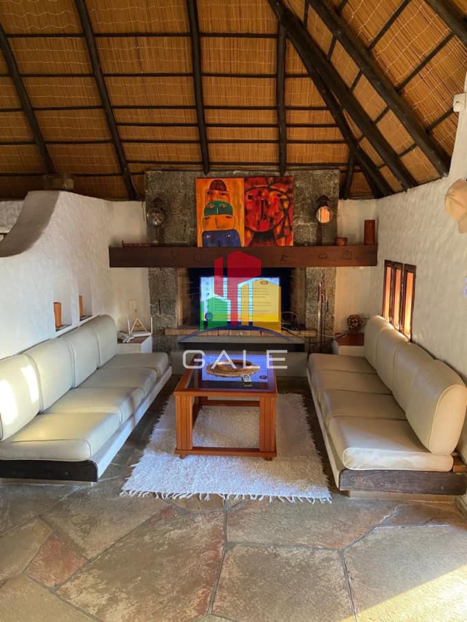 Gale Propiedades & Escribanía Casa ID.5326 - Expléndida casa en venta frente a la laguna