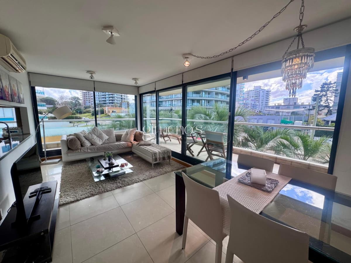 Apartamento de 2 Dormitorios en Venta a pasos del mar - Playa Brava - Punta del Este