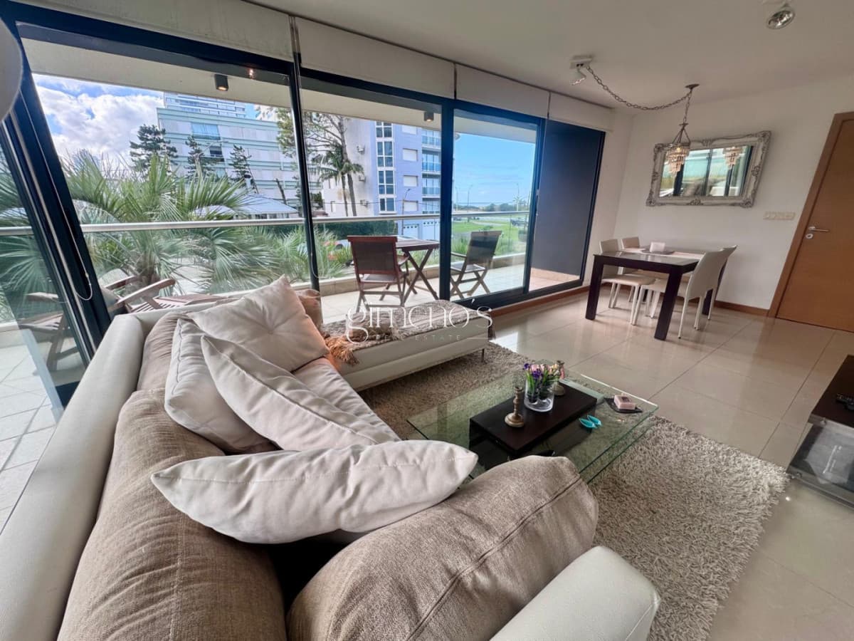 Apartamento de 2 Dormitorios en Venta a pasos del mar - Playa Brava - Punta del Este