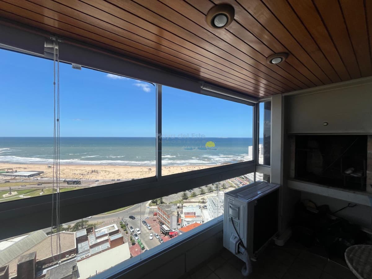 Apartamento de 3 dormitorios en Punta del este , Playa Mansa , Frente al mar  - Inmobiliaria Playa del Este