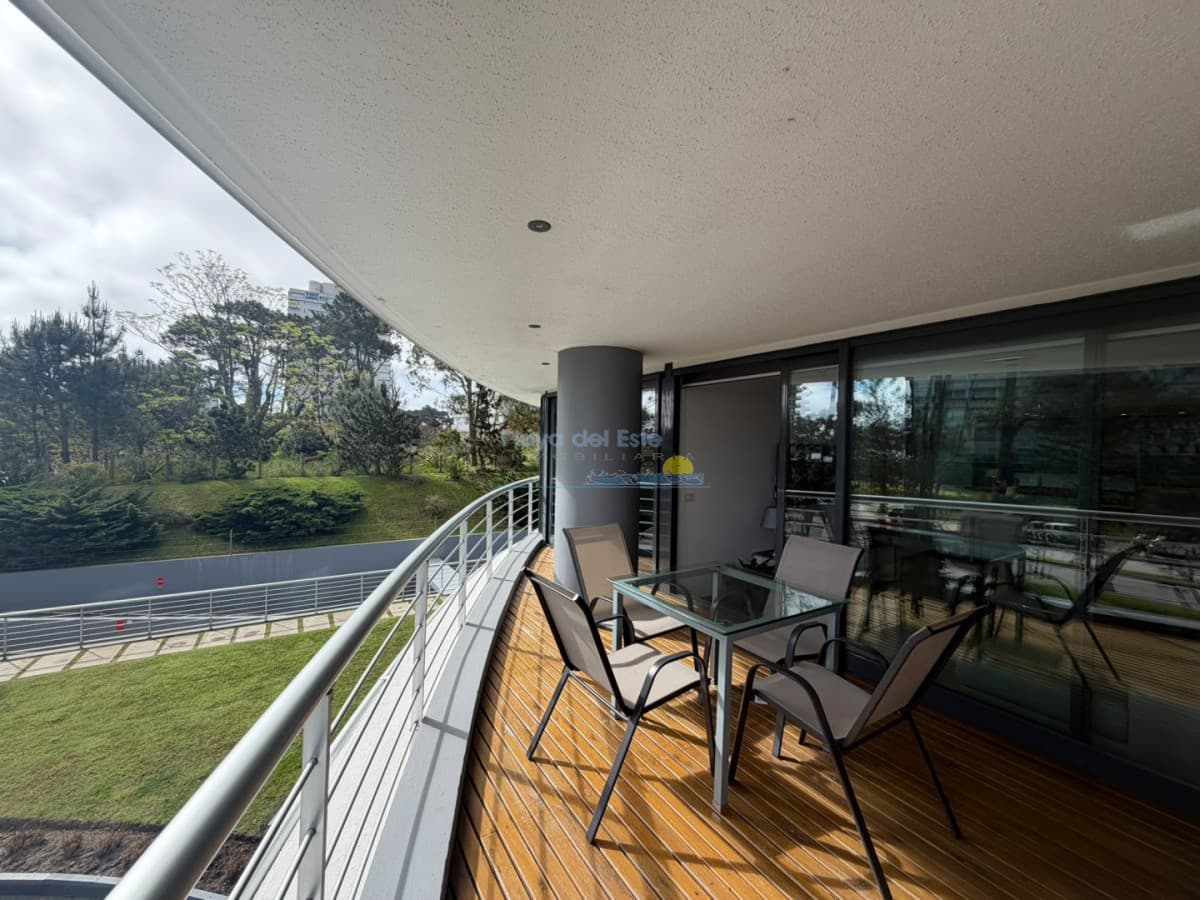 Apartamento de 2 dormitorios en Torre Tressesenta , Punta del este , a pasos de Punta Shopping  - Inmobiliaria Playa del Este