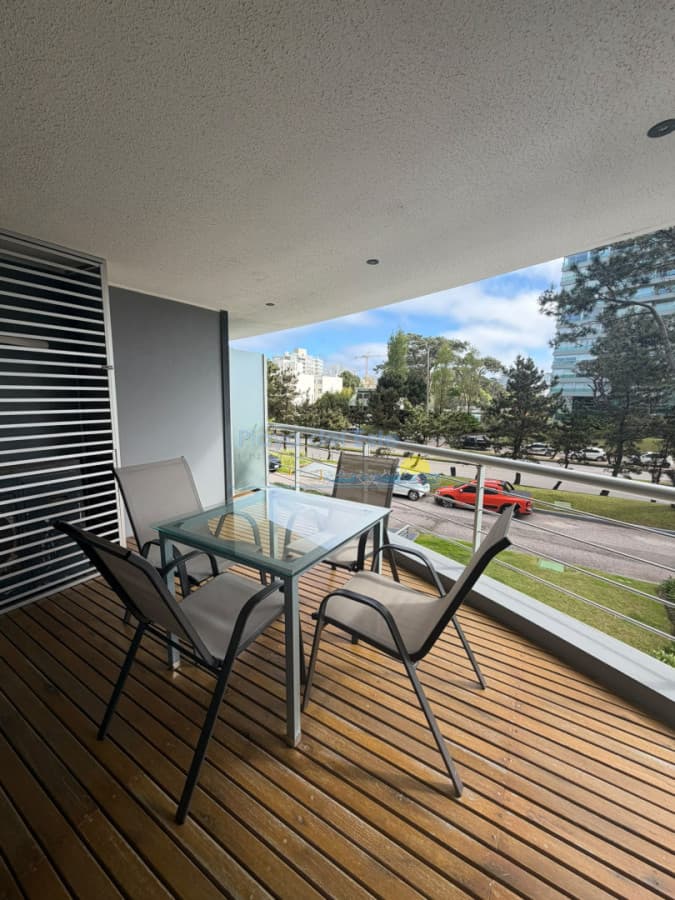 Apartamento de 2 dormitorios en Torre Tressesenta , Punta del este , a pasos de Punta Shopping  - Inmobiliaria Playa del Este