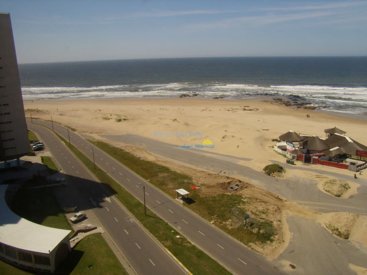 Apartamento en alquiler de temporada de 2 dormitorios en Punta del este ,l Playa brava  - Inmobiliaria Playa del Este