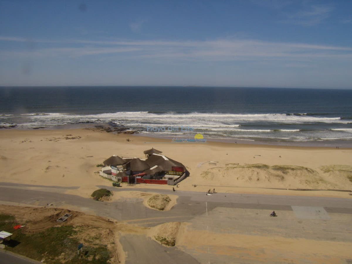 Apartamento en alquiler de temporada de 2 dormitorios en Punta del este ,l Playa brava  - Inmobiliaria Playa del Este