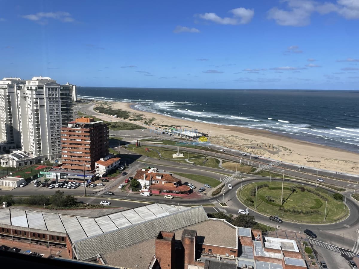 Apartamento de 3 dormitorios en Punta del este , Playa Mansa , Frente al mar  - Inmobiliaria Playa del Este