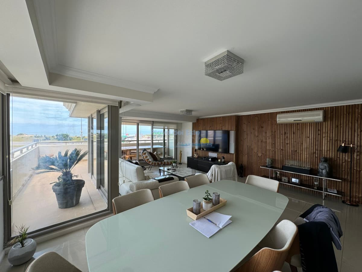 Apartamento de 4 dormitorios en Punta del este , Torre imperiale . Playa brava  - Inmobiliaria Playa del Este