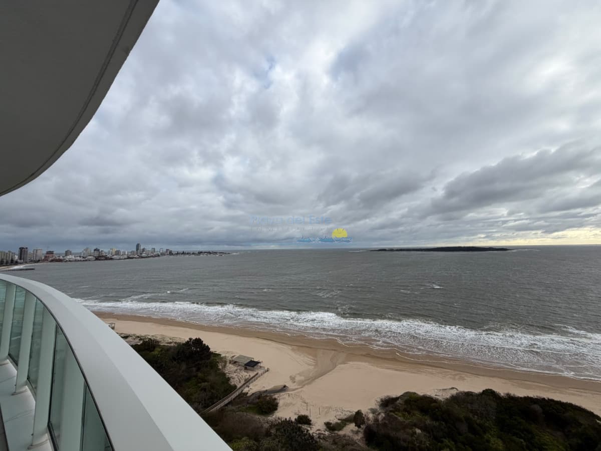 Apartamento en venta de 3 dormitorios y servicio en edificio Paramount , Playa mansa , Punta del este - Inmobiliaria Playa del Este