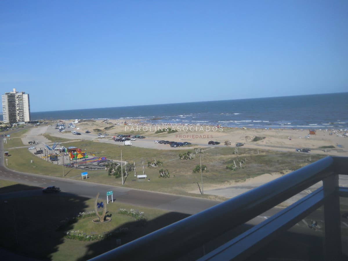 Apartamento de 3 dormitorios + dependencia de servicio en Torre Imperiale, Punta Del Este