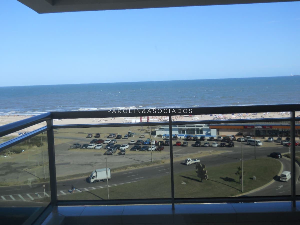 Apartamento de 3 dormitorios + dependencia de servicio en Torre Imperiale, Punta Del Este